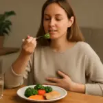 Mangiare lentamente e sazietà: il ritmo che riduce le porzioni senza sforzo