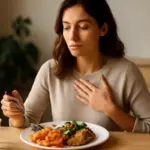 Ascolto del corpo a tavola: l’abitudine semplice che evita di alzarsi appesantiti